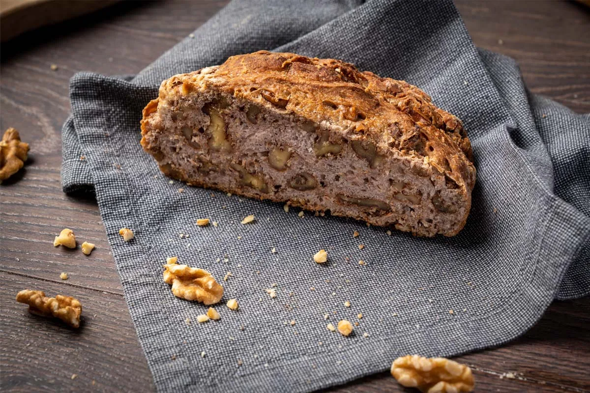 crostate rustiche con marmellata su ripiano di marmo