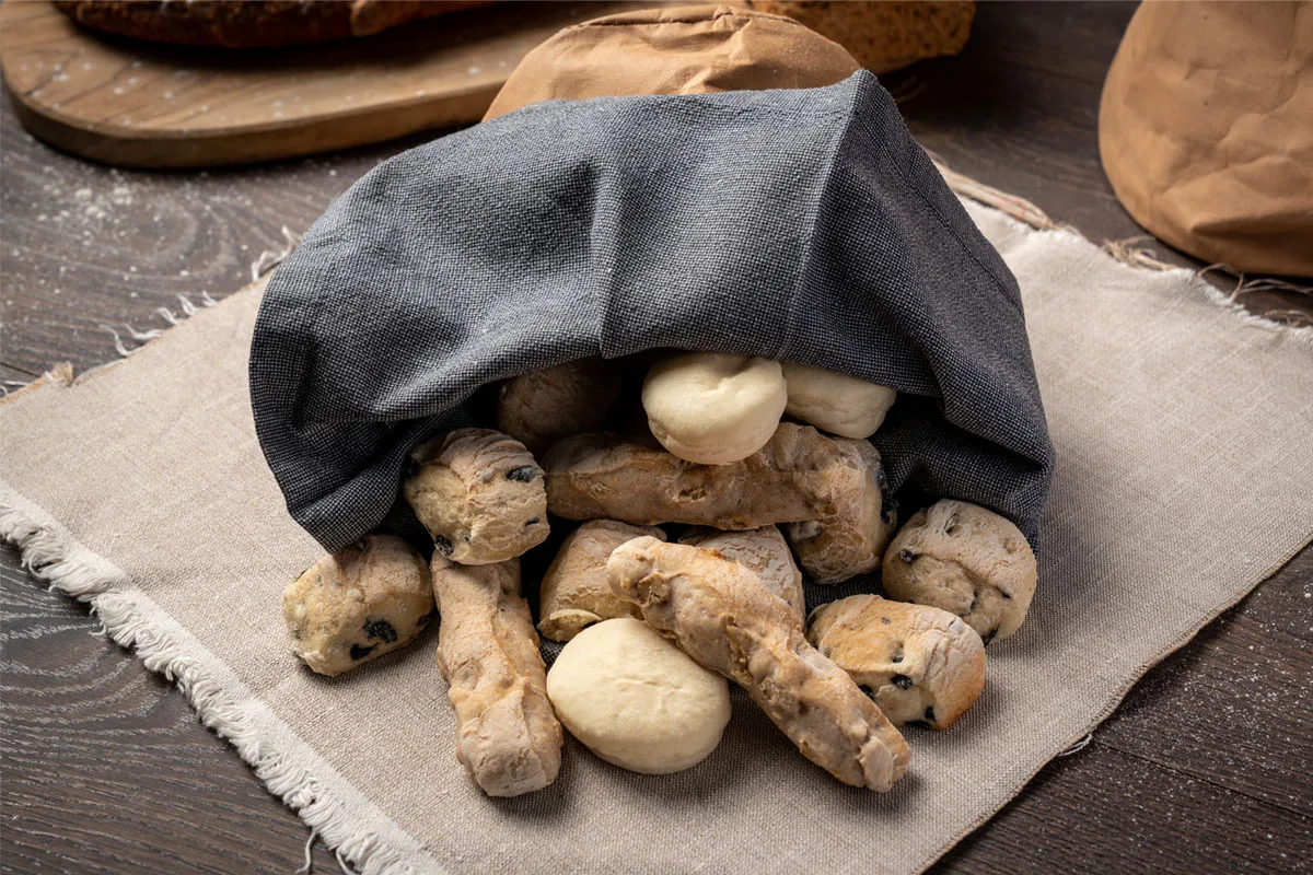 pane a fette su tagliere con mollica aperta a vista