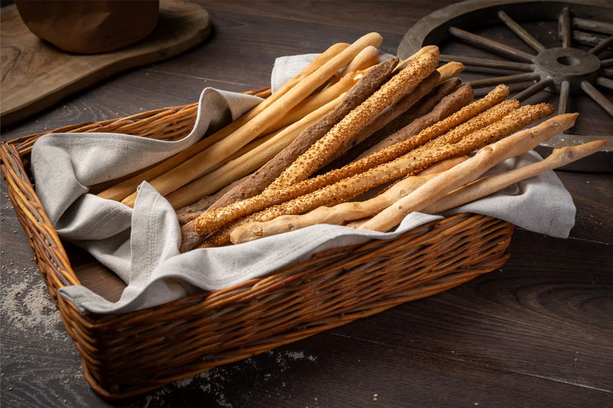 cereali antichi in vetrina trasparente con etichette scritte a mano
